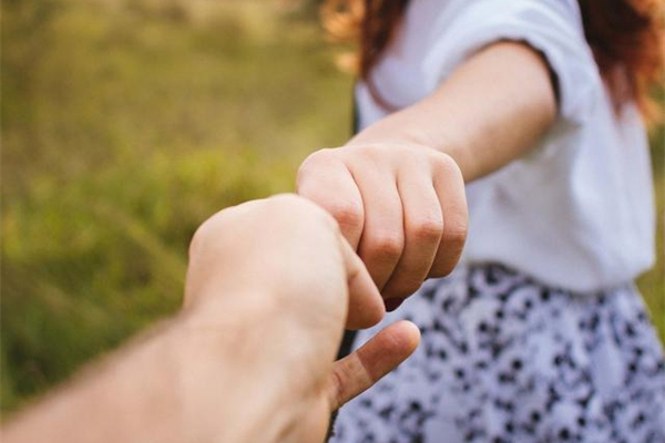 婚恋市场现性别焦虑错位，女生催嫁与男生不婚形成反差